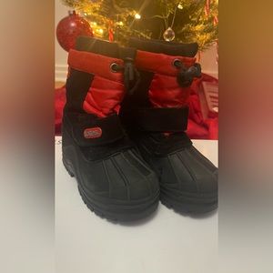 Totes toddler black and red boots Size 8